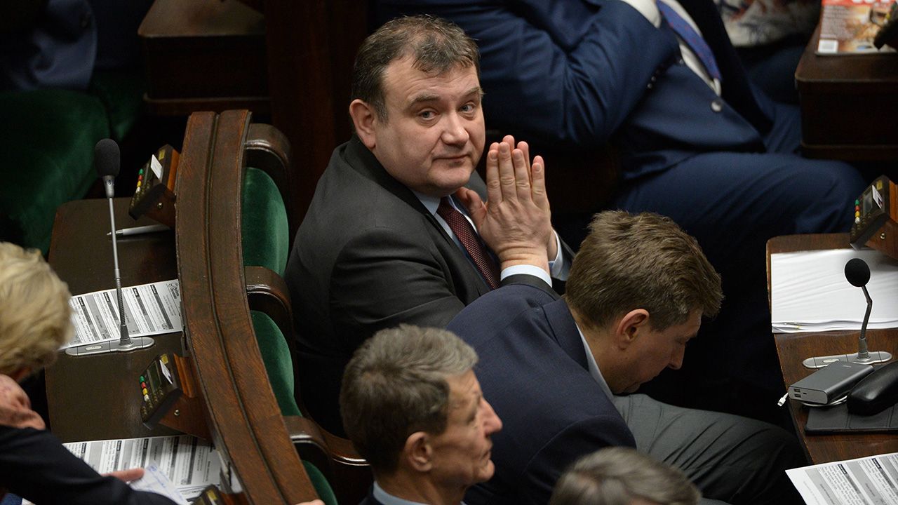 „Harem w IMGW", „wiceminister chciał być hołubiony" - tvp.info