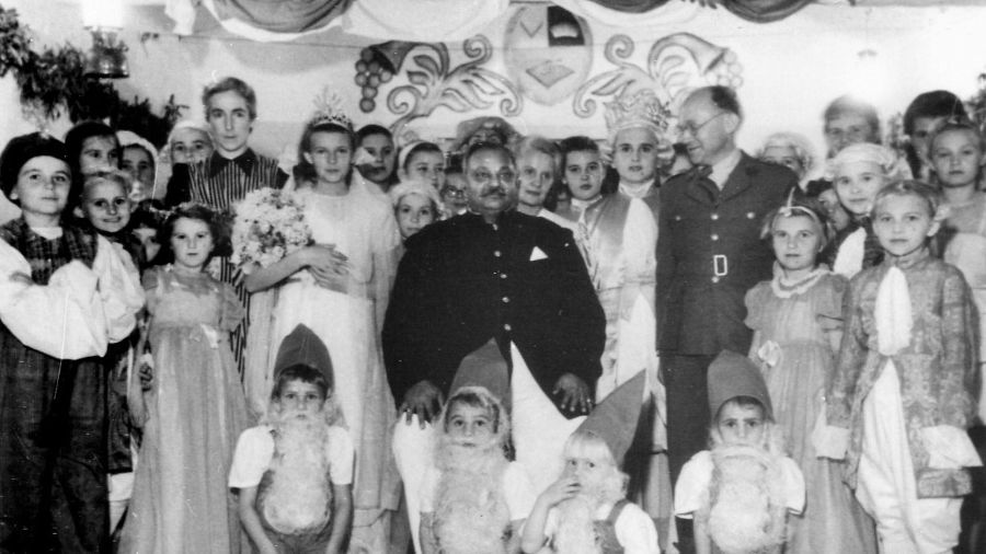 Maharadża razem z polskimi dziećmi, którym zapewnił dach nad głową (fot. ofiary.ipn.gov.pl)
