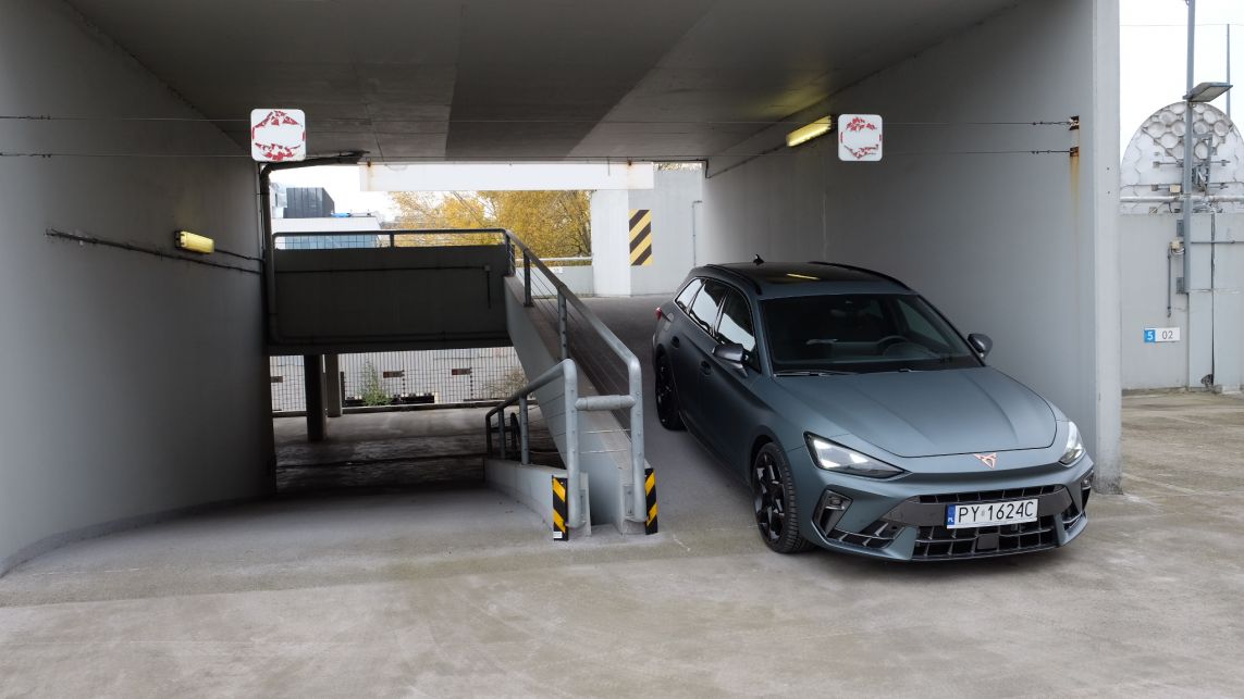 Cupra Leon Sportstourer 1.5 e-Hybrid 272 KM - przód