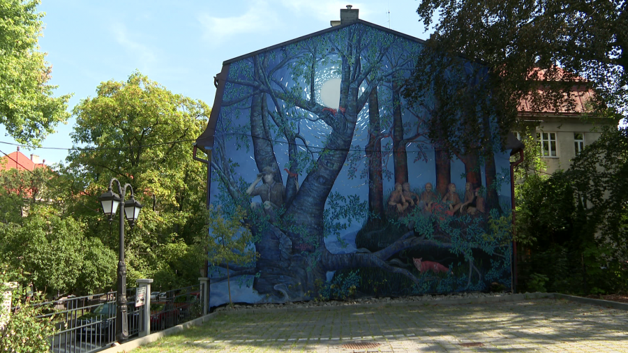 Na ścianie kamienicy, w pobliżu Parku Słowackiego i Bielskiego Centrum Kultury, powstał kolejny mural w miejskiej przestrzeni Bielska-Białej. Wielkoformatowe malowidło dedykowane jest... harcerzom. Powstało z okazji setnej rocznicy utworzenia Hufca Beskidzkiego Związku Harcerstwa Polskiego