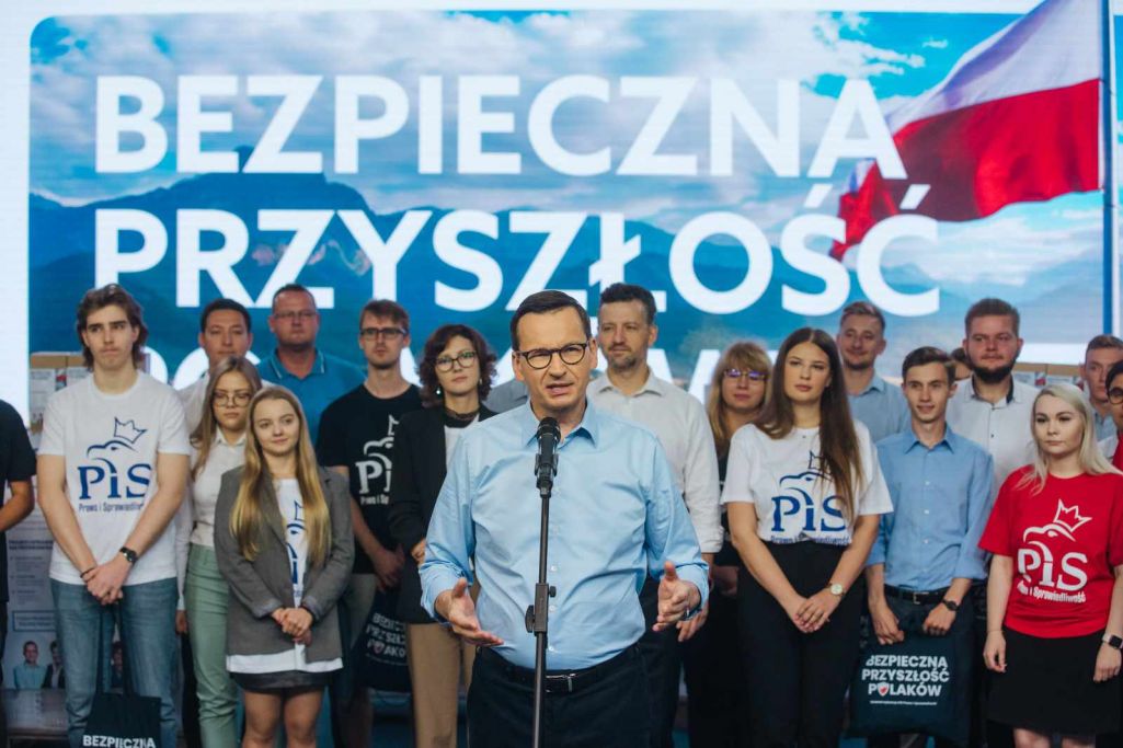 Маравецкі выступае на фоне надпісу «Бяспечная будучыня» (Фота: Prawo i Sprawiedliwość / X)