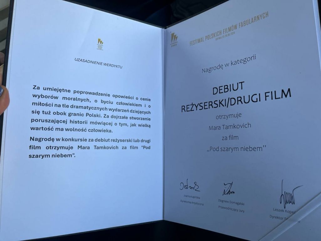 Дыплом Фестывалю польскіх мастацкіх фільмаў, атрыманы рэжысёркаю Марай Тамковіч за стужку «Пад шэрым небам». Фота Мары Тамковіч / Белсат