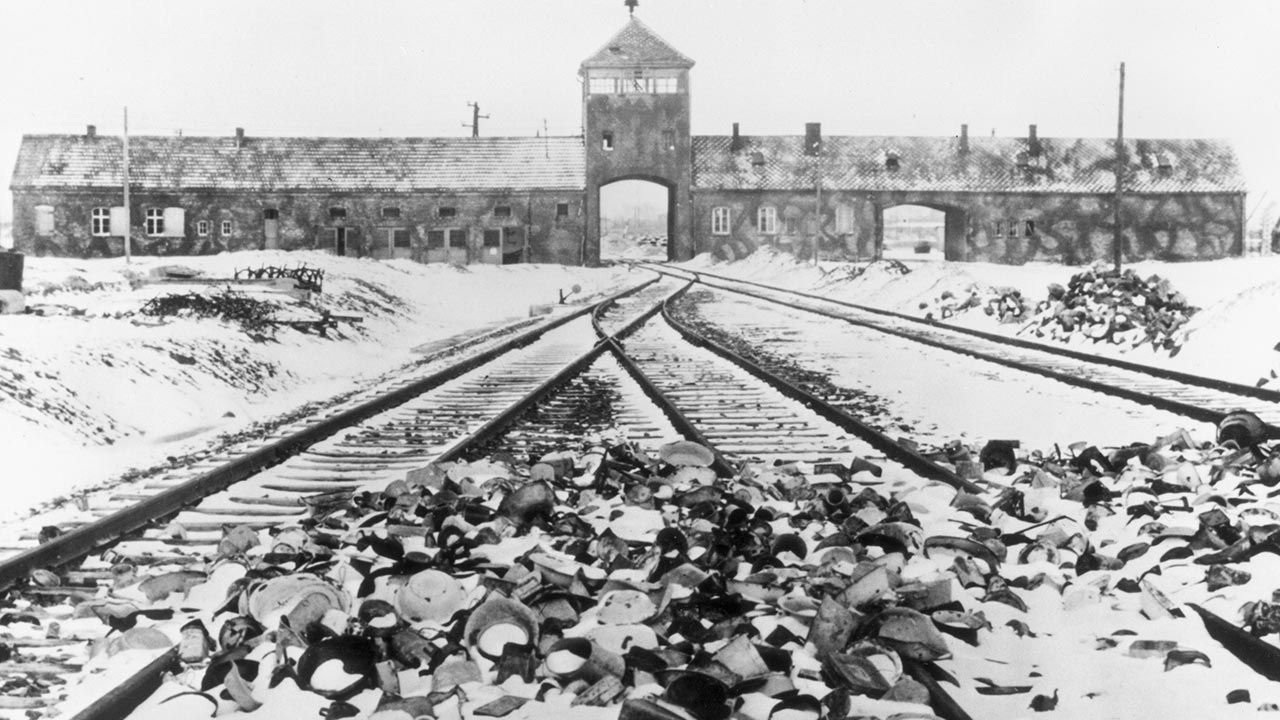 Dziś obchodzimy rocznicę wyzwolenia obozu koncentracyjnego Auschwitz (fot. Hulton Archive/Getty Images) Dziś obchodzimy rocznicę wyzwolenia obozu koncentracyjnego Auschwitz (fot. Hulton Archive/Getty Images)