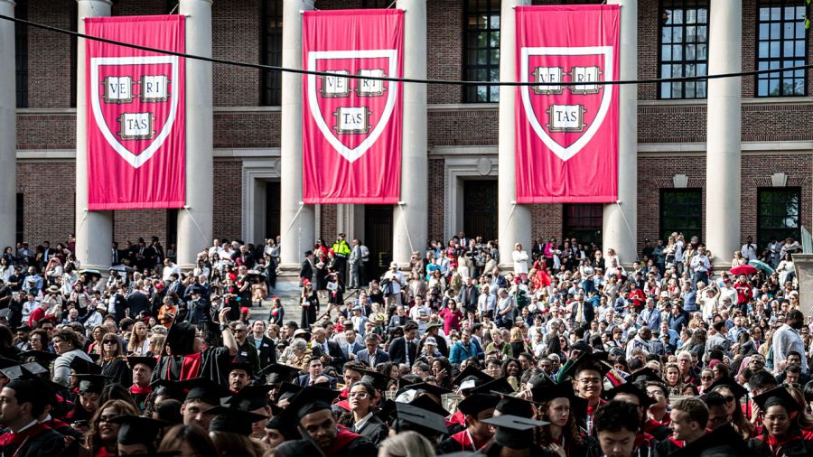 Harvard od kilku miesięcy jest pod lupą amerykańskiej administracji. (fot. Zhu Ziyu/VCG via Getty Images)