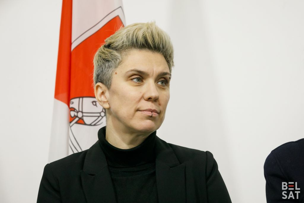 Прадстаўніца Аб’яднанага пераходнага кабінету ў сацыяльных справах Вольга Гарбунова выступае перад прадстаўнікамі медыяў пасля паседжання Абʼяднанага пераходнага кабінету. Варшава, Польшча. 8 студзеня 2024 года. (Фота: Таццяна Верамеева / Белсат)