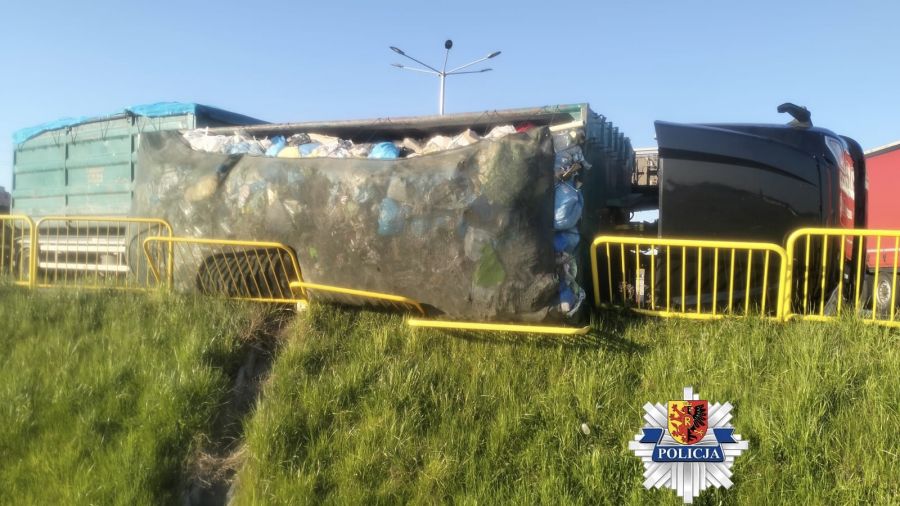 Przewrócona ciężarówka zablokowała rondo w Kamieńsku (fot. KPP Radomsko)