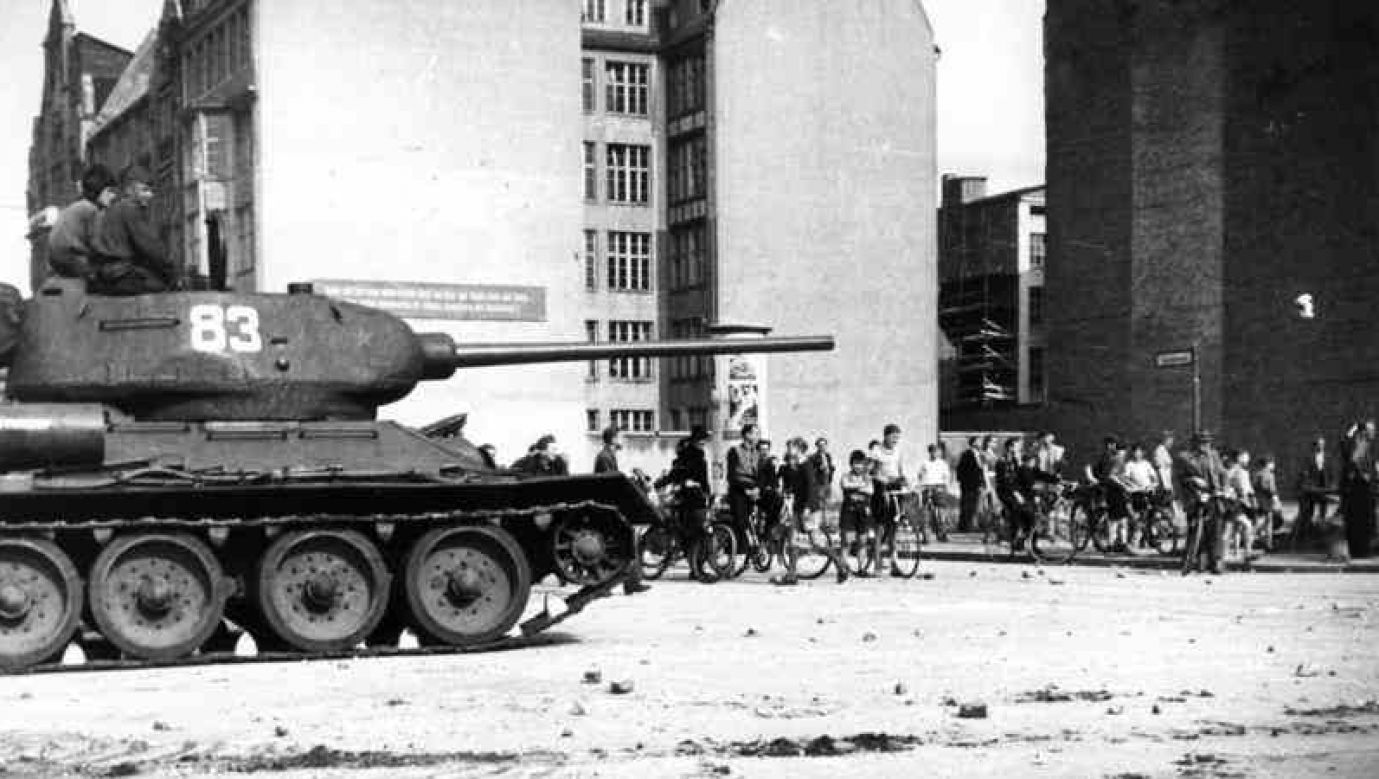 17 czerwca na ulicach Berlina pojawiły się sowieckie czołgi. Fot. Wikimedia/Bundesarchiv