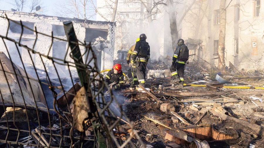 Akcja ratunkowa oraz ewakuacja w miejscu ataku wojsk rosyjskich rakietą Iskander w Charkowie (fot. PAP/Yevhen Titov)