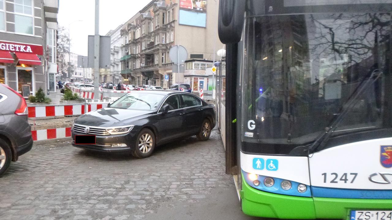 Pięć tysięcy złotych mandatu nałożono na kierowcę, który źle zaparkował samochód (fot. Straż Miejska Szczecin) Pięć tysięcy złotych mandatu nałożono na kierowcę, który źle zaparkował samochód (fot. Straż Miejska Szczecin)