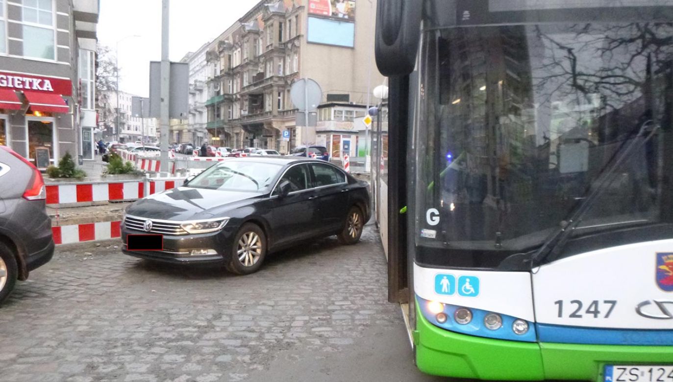 Pięć tysięcy złotych mandatu nałożono na kierowcę, który źle zaparkował samochód (fot. Straż Miejska Szczecin)