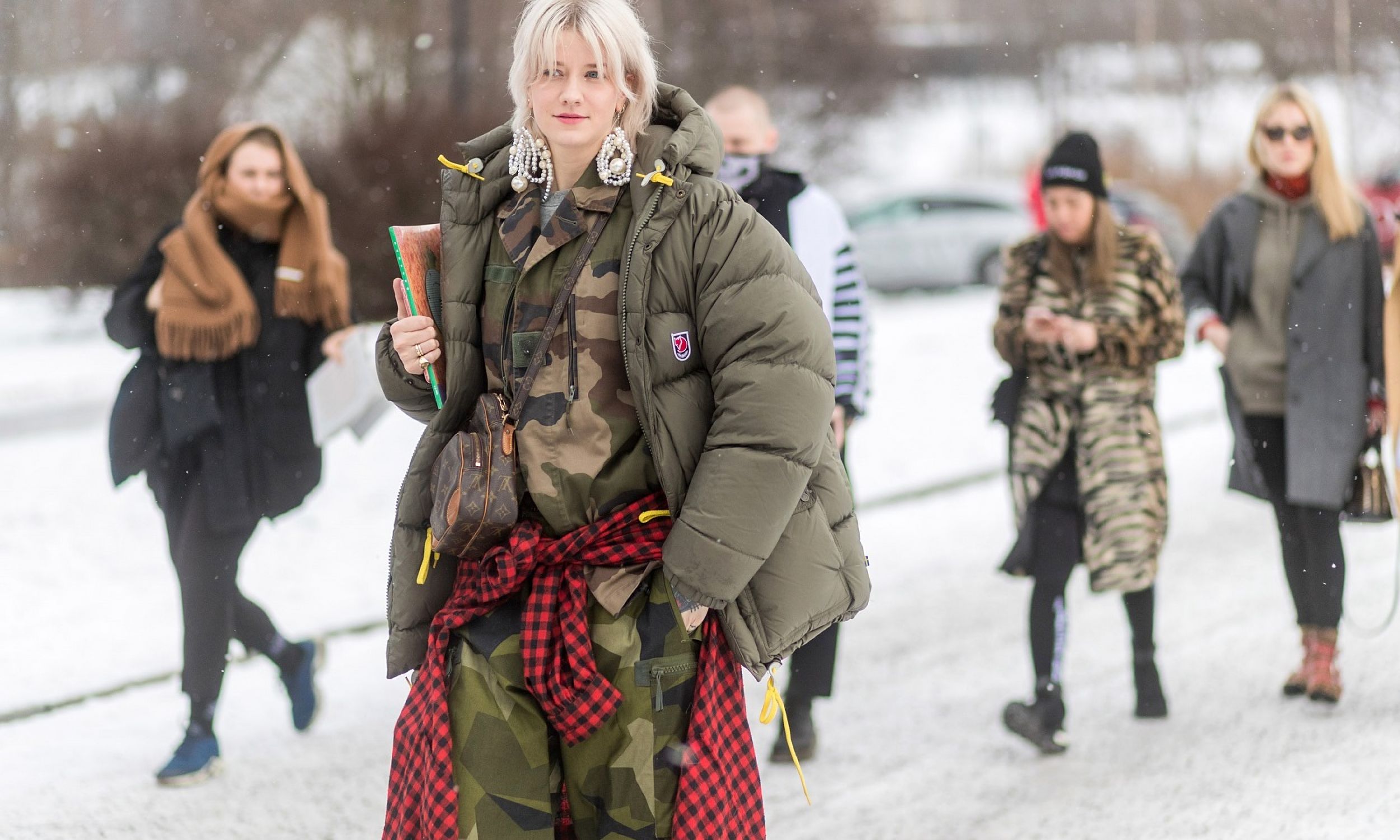 Marianne Theodorsen ubrana w oliwkową kurtkę puchową i kamuflażowe spodnie, luty 2017 r. w Oslo, Norwegia. Fot. Christian Vierig / Getty Images