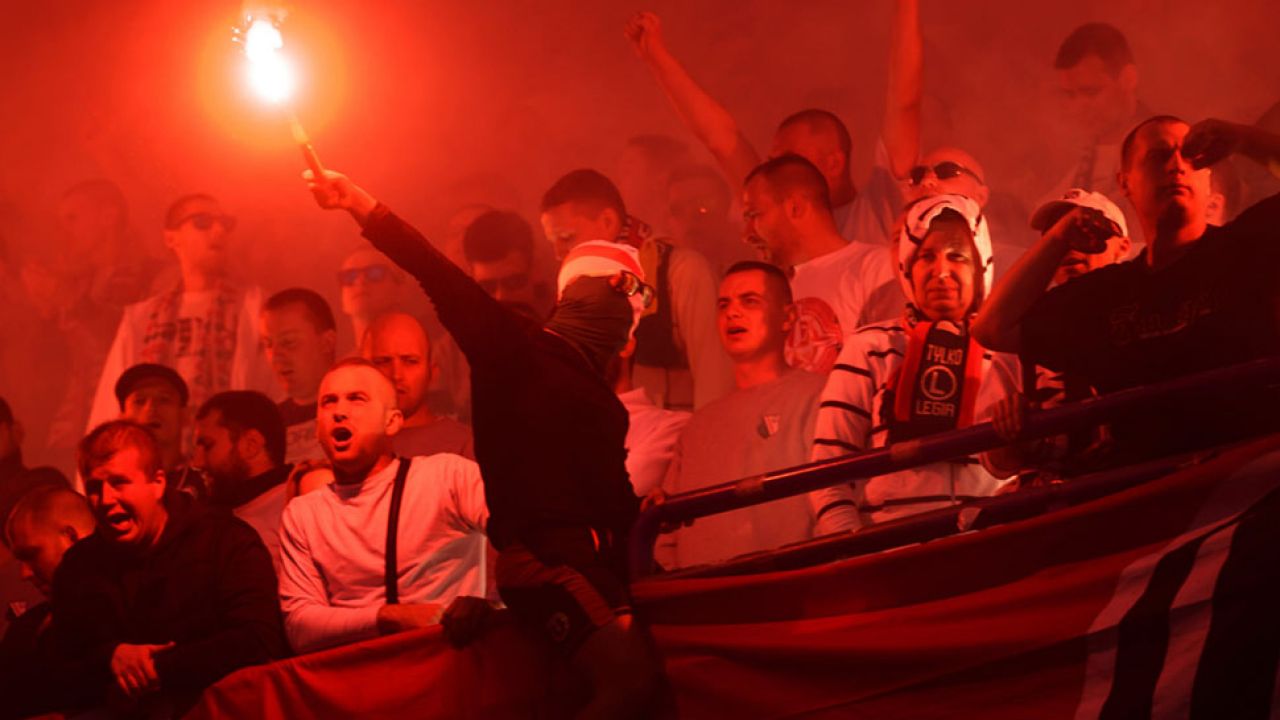 Kibice Legii Warszawa na trybunie stadionu podczas meczu z Lechem Poznań (fot. PAP/Jakub Kaczmarczyk)