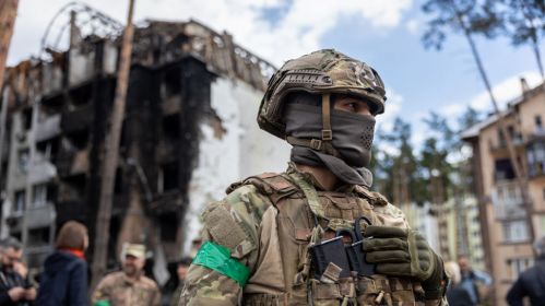 Украінскі салдат стаіць каля жылога комплексу «Ірпінскія Ліпкі», 28 красавіка 2022 года, Ірпень, Украіна. Фота мае ілюстрацыйны храктар. Крыніца: John Moore/Getty Images.