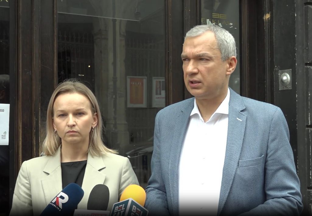 Архіўнае фота. Прадстаўніца Аб’яднанага пераходнага кабінету ў справе нацыянальнага адраджэння Аліна Коўшык і намеснік Святланы Ціханоўскай Павел Латушка. (Фота: скрыншот відэа/Белсат)