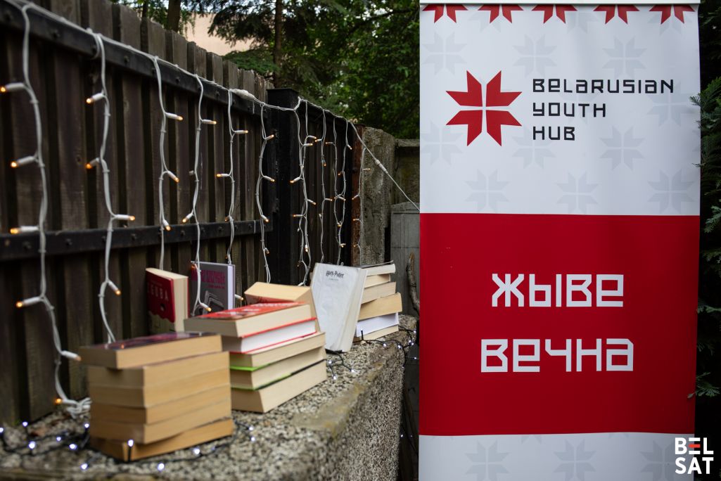 Бел-чырвона-белы плакат у Беларускім моладзевым хабе. Варшава, Польшча. 24 траўня 2025 года. Фота: Белсат