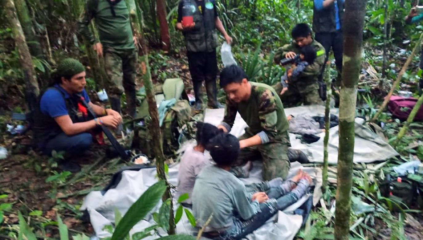 Służby opublikowały zdjęcia odnalezionego rodzeństwa (fot. PAP/EPA/MILITARY FORCES OF COLOMBIA)