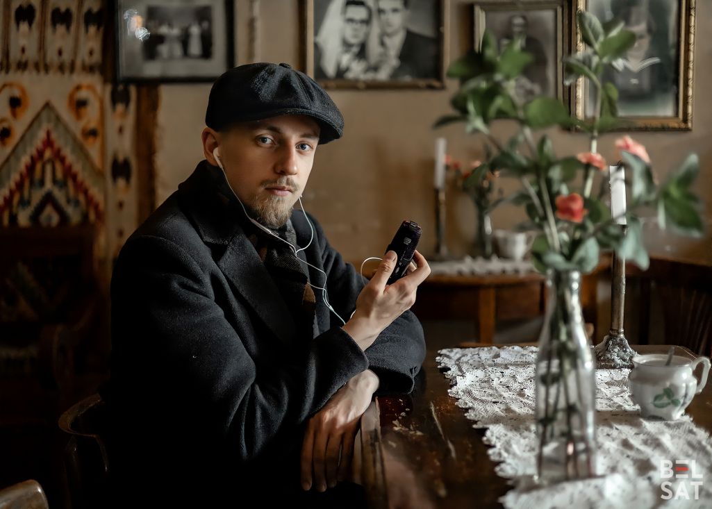Усяслаў Пашкевіч, стваральнік YouTube-каналу «Тутэйшы Шляхціч», паказвае, як ён запісвае голас на прафесійную гуказапісвальную прыладу. Кракаў, Польшча. 8 траўня 2024 года. (Фота: Белсат)