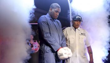 Jared Anderson słynie z nieszablonowych strojów podczas wyjścia do ringu. Przed walką z Miljanem Rovcaninem założył... więzienny strój i kajdanki (fot. Getty Images) Jared Anderson słynie z nieszablonowych strojów podczas wyjścia do ringu. Przed walką z Miljanem Rovcaninem założył... więzienny strój i kajdanki (fot. Getty Images)