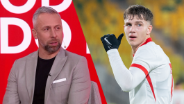Zdjęcie przedstawia Jakuba Wawrzyniaka (po lewej  w studiu TVP Sport podczas programu "Odliczanie do mundialu") i Oskara Pietuszewskiego (po prawej). Wawrzyniak, ekspert programu i były reprezentant Polski, dyskutuje o przyszłości młodego pomocnika, Pietuszewskiego, sugerując, że jego debiut w seniorskiej kadrze powinien poczekać do 2026 roku dla dobra zawodnika i drużyny (fot. TVP SPORT)