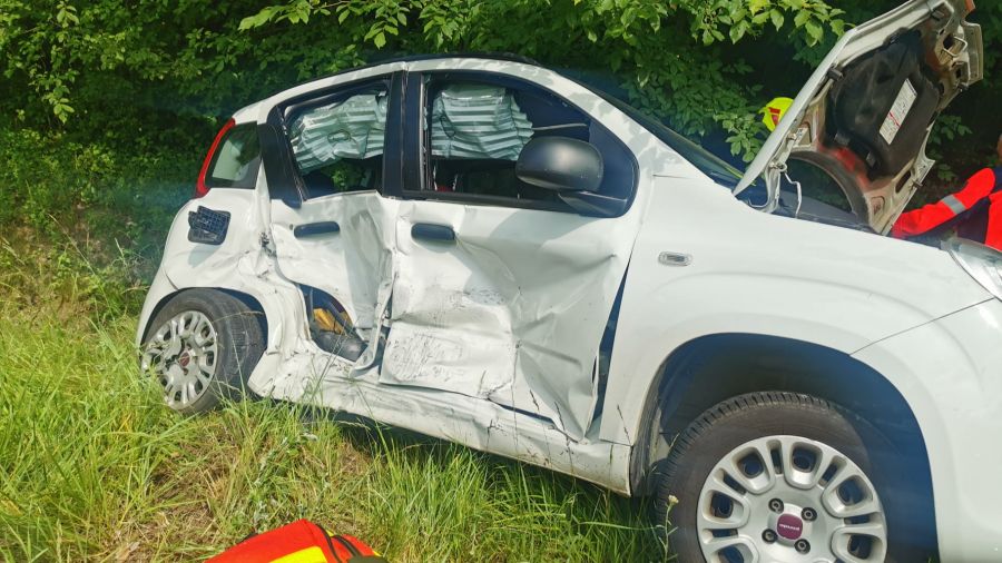 Wypadek z udziałem trzech pojazdów. Na miejscu zdarzenia ruch wahadłowy (fot. KP PSP w Zgierzu)