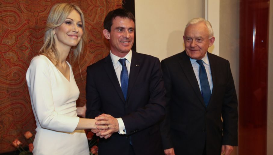 Przebywający w Polsce z roboczą wizytą premier Francji Manuel Valls, kandydatka SLD na prezydenta RP Magdalena Ogórek oraz przewodniczący Sojuszu Lewicy Demokratycznej Leszek Miller podczas spotkania w ambasadzie Francji w Warszawie, 11 marca (fot. PAP/Rafał Guz)