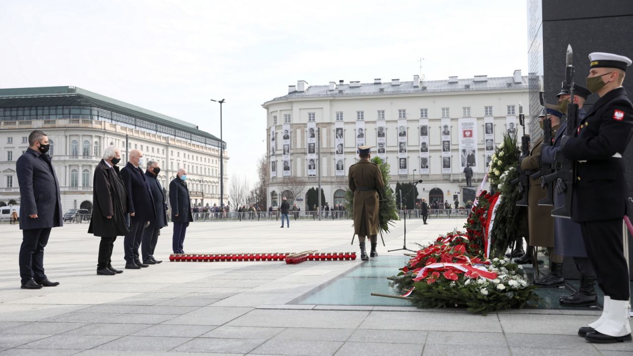 Politycy PiS składają kwiaty pod pomnikiem ofiar katastrofy smoleńskiej (fot. PAP/Leszek Szymański) Politycy PiS składają kwiaty pod pomnikiem ofiar katastrofy smoleńskiej (fot. PAP/Leszek Szymański)