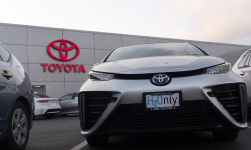 Auta na wodór są relatywnie drogie, Toyota Mirai kosztuje aż 75 tys. euro, co jest ceną wyższą choćby od Tesli 3 (55 tys. euro). Nazd jeciu Mirai w salonie samochodowym w San Jose w Kalifornii, Stany Zjednoczone 19 listopada 2019 r. Fot. Yichuan Cao / NurPhoto via Getty Images