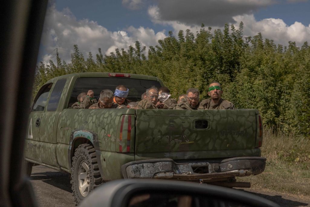 Здымак мае ілюстрацыйны характар. Украінская вайсковая машына едзе з палоннымі расейскімі салдатамі ў Сумскай вобласці, Украіна. 13 жніўня 2024 года. Фота: Roman Pilipey / AFP / East News