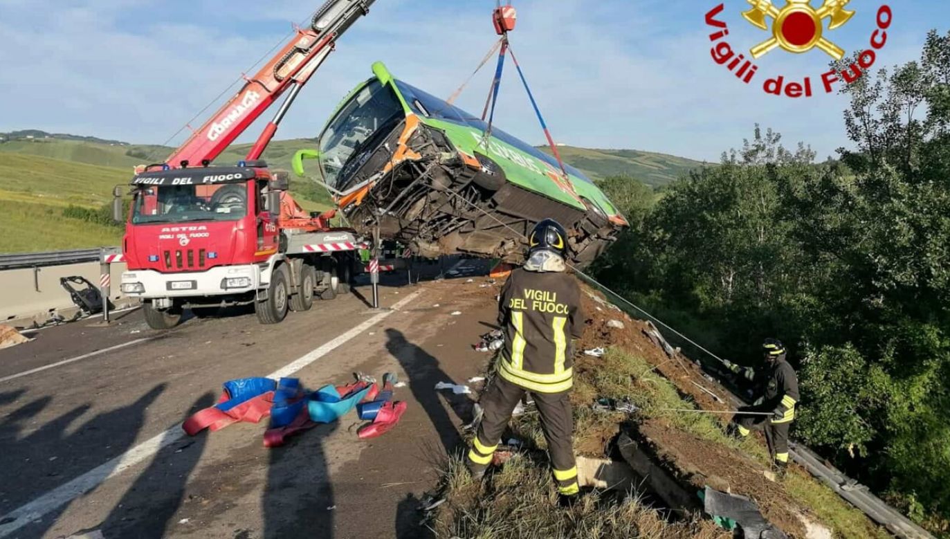 Koszmarny wypadek flixbusa w pobliżu Neapolu (fot. Vigili del Fuoco)
