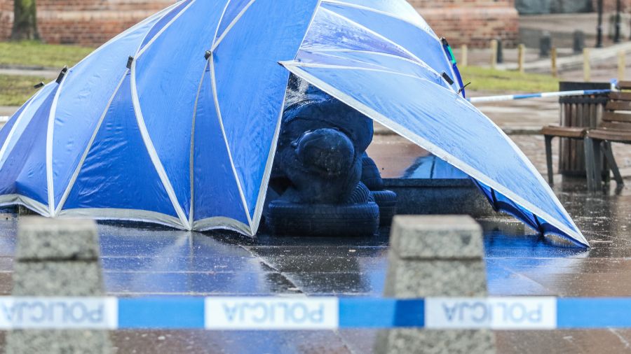 Upadek z cokołu prałata Henryka Jankowskiego był łagodny, figura nie wylądowała na bruku, lecz na troskliwie podłożonych oponach. Fot. Michał Fludra/NurPhoto via Getty Images
