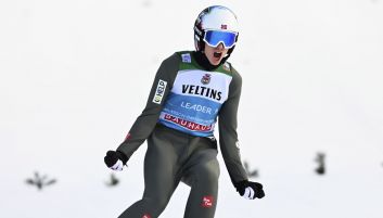 Halvor Egner Granerud bawi się świetnie w 71. TCS. (fot. Getty) Halvor Egner Granerud bawi się świetnie w 71. TCS. (fot. Getty)