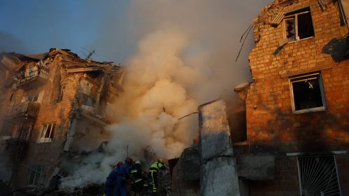 Ратавальнікі разбіраюць завалы пасля расейскай атакі на Кіеў