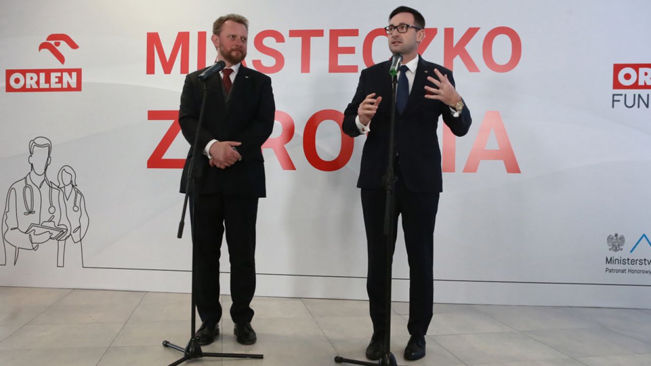 W połowie września PKN Orlen podpisał z Centrum Onkologii - Instytutem im. M. Skłodowskiej-Curie umowę na realizację programu zdrowotnego dla mieszkańców Płocka i tamtejszego powiatu (fot. PAP/Piotr Augustyniak) W połowie września PKN Orlen podpisał z Centrum Onkologii - Instytutem im. M. Skłodowskiej-Curie umowę na realizację programu zdrowotnego dla mieszkańców Płocka i tamtejszego powiatu (fot. PAP/Piotr Augustyniak)