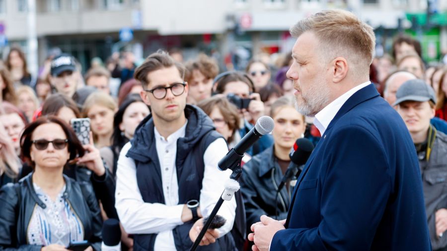Kandydat Partii Razem w wyborach prezydenckich Adrian Zandberg (P) podczas spotkania z wyborcami na Placu Biegańskiego w Częstochowie. Fot. PAP/Waldemar Deska