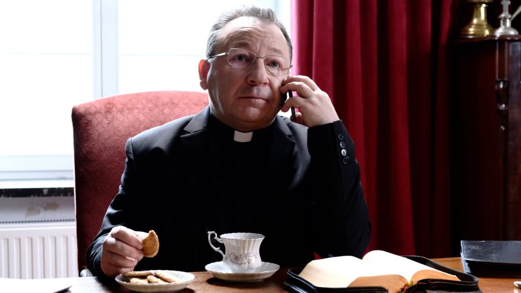 W filmie „Polityka” Zbigniew Zamachowski zagrał ojca dyrektora, który obsadza swoich protegowanych na stanowiskach w państwowych instytucjach. Fot. Materiały prasowe/ Kino świat