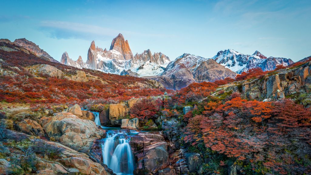 Na zdjęciu skaliste wybrzeże Patagonii. Fot. Nathapon Pangjai/ Shutterstock