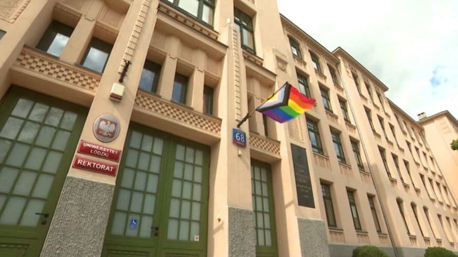 Z budynku UŁ skradziono tęczową flagę. Sprawa wywołała lawinę komentarzy/Fot. TVP3 Łódź