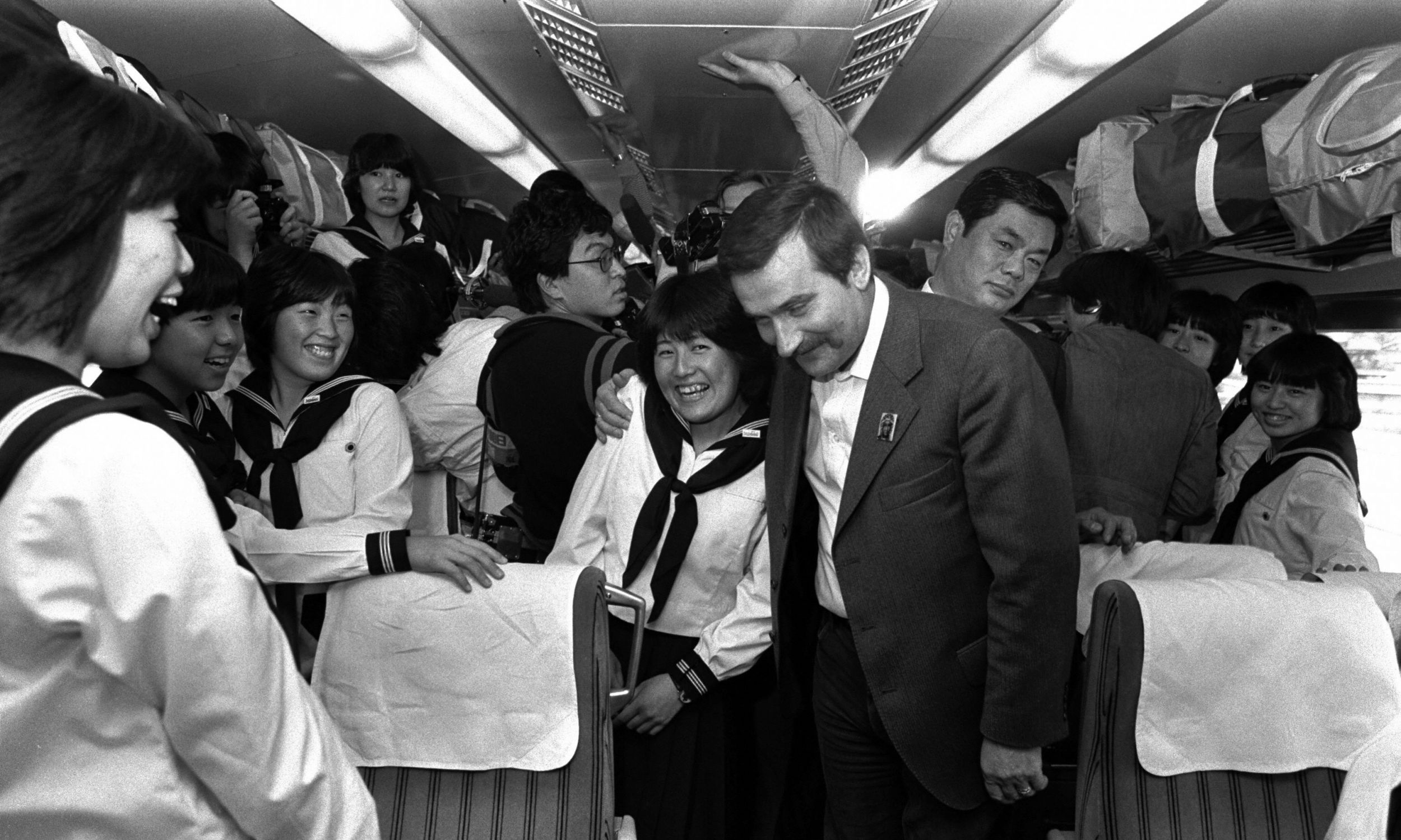 Lech Wałęsa z japońskimi licealistkami w wagonie superszybkiego pociągu Shinkansen. Fot. Asahi Shimbun via Getty Images