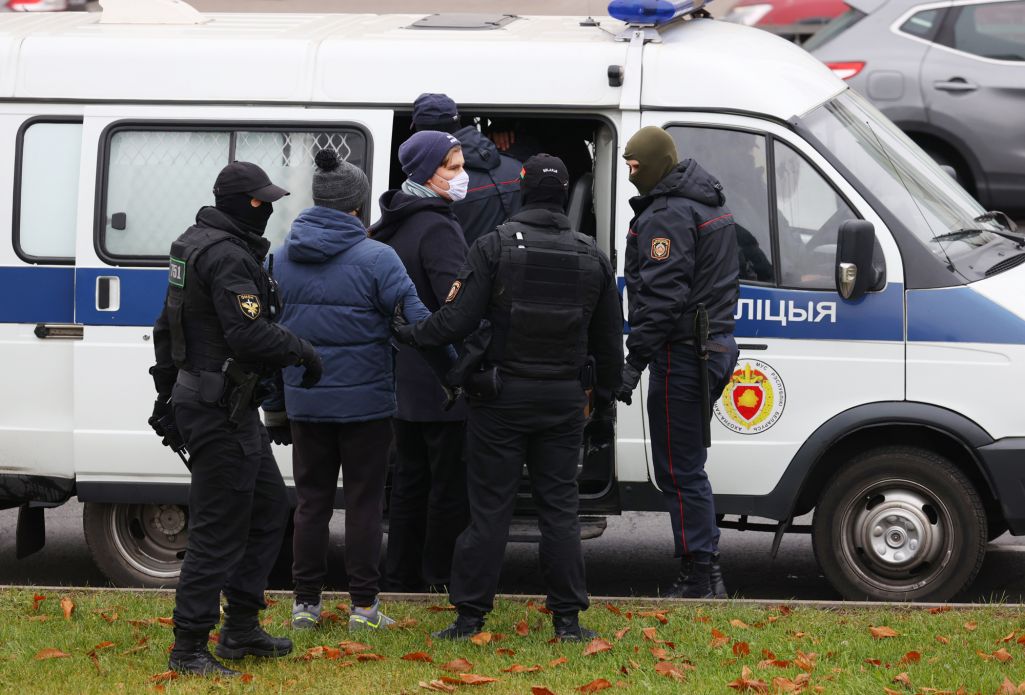 Здымак мае ілюстрацыйны характар. Праваахоўнікі затрымліваюць удзельнікаў акцыі пратэсту ў цэнтры Менску, Беларусь. 15 лістапада 2020 года. (Фота: Stringer / TASS / Forum)