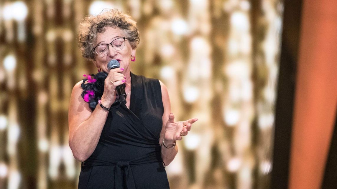 Elżbieta Nowak na scenie programu „The Voice Senior” śpiewa piosenkę „Niech no tylko zakwitną jabłonie” Haliny Kunickiej. 