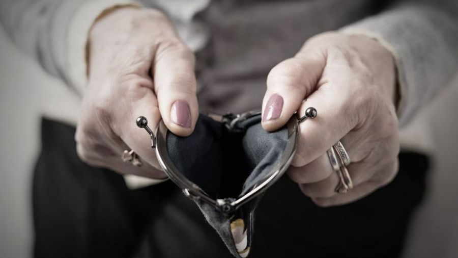 Turek: seniorzy oszukani metodą na tzw. wypadku drogowego. Stracili oszczędności życia (fot. Shutterstock/Kaspars Grinvalds)
