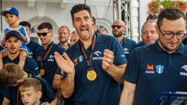 Abel Serdio podczas fety w Płocku po zdobyciu mistrzostwa Polski (fot. Orlen Wisła Płock)