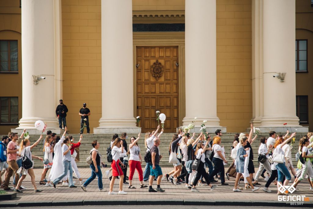 Паслявыбарчыя пратэсты ў Беларусі каля будынка КДБ. Менск, Беларусь. 14 жніўня 2020 года. (Фота: Белсат)