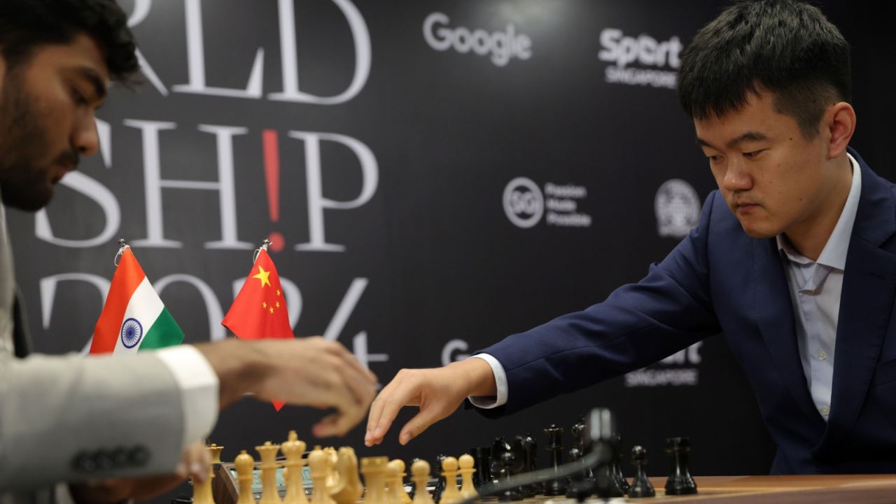 Ding Liren i Gukesh Dommaraju (fot. PAP)