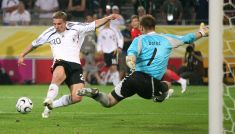 Łukasz Podolski w starciu z Arturem Boruc (fot. Getty)