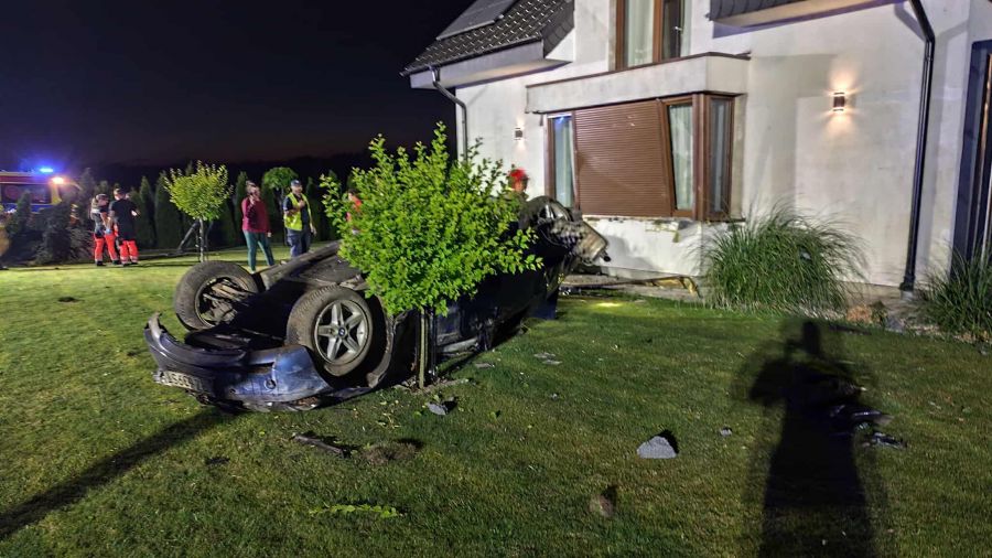 Bieczyny, wypadek, powiat kościański, dachowanie auta, gmina Czempiń (fot. OSP Pecna)