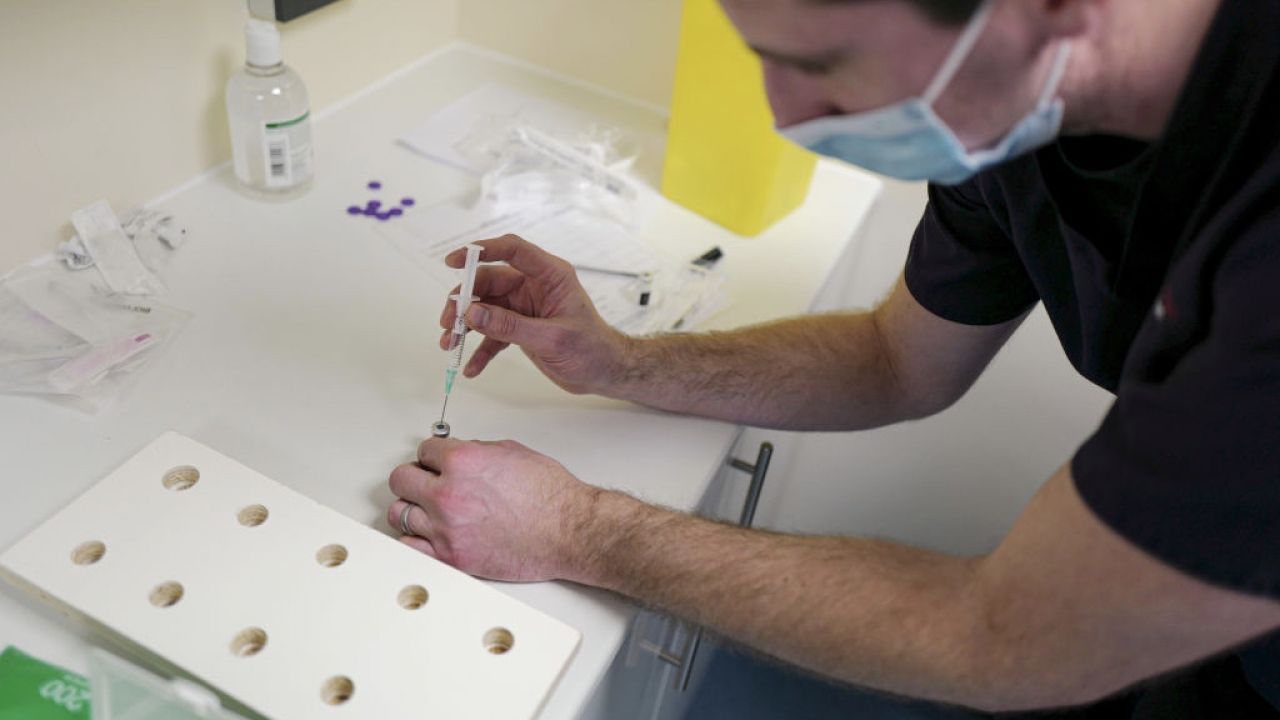 Szczepionki będą dobrowolne i darmowe (fot. Hugh Hastings/Getty Images)