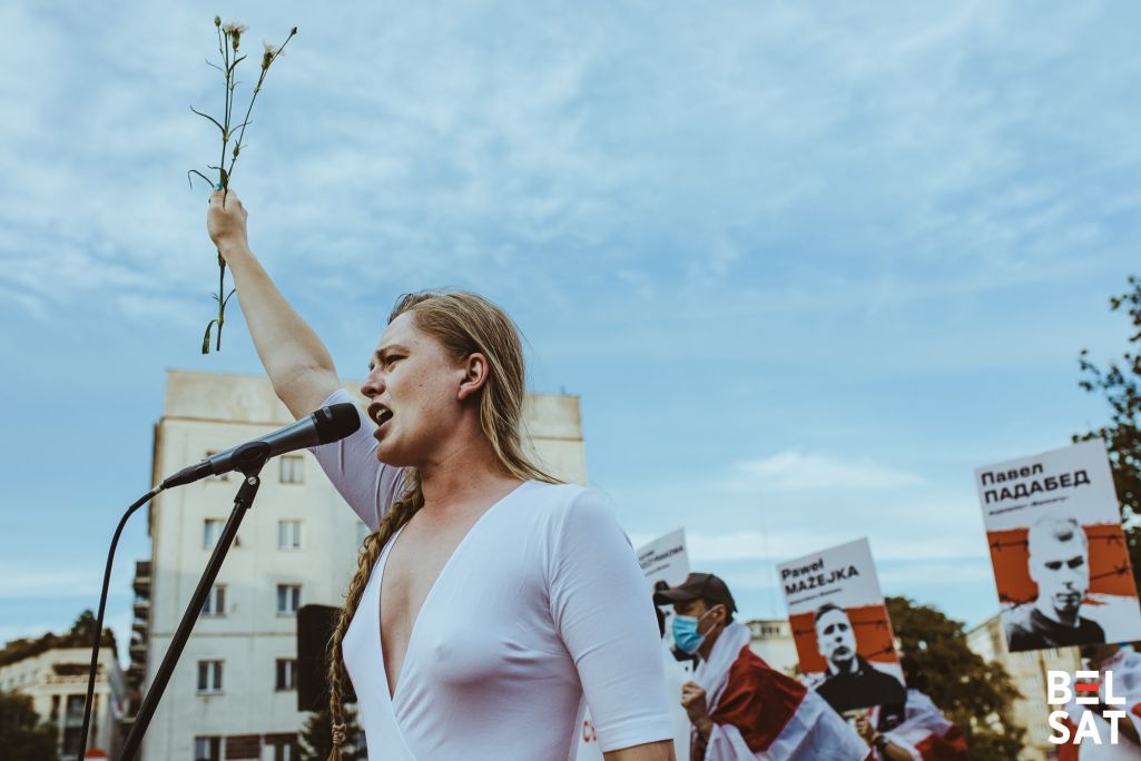Мастачка Яна Шостак праводзіць хвіліну крыку падчас маршу прысвечанаму 4 гадавіне выбараў і пратэстаў 2020 году. Варшава, Польшча. 9 жніўня 2024 года. Фота: Белсат