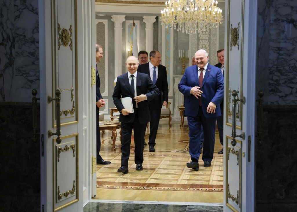 Здымак мае ілюстрацыйны характар. Уладзімір Пуцін і Аляксандр Лукашэнка падчас сустрэчы ў Палацы незалежнасці ў Менску, Беларусь. 24 траўня 2024 года. (Фота: Mikhail Metzel / Pool / AFP / East News)
