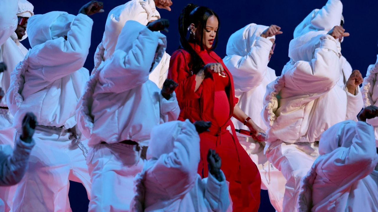 Rihanna w trakcie Super Bowl 57